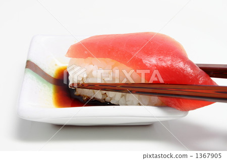 Tuna nigiri sushi 1367905