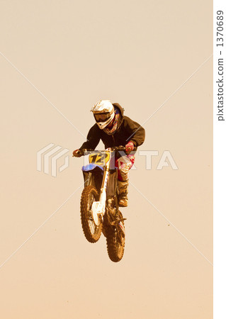 摩托車越野賽 賽車運動 跳 1370689