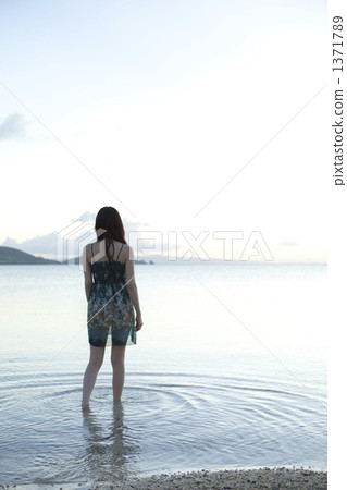 一個女人在海中偎依 1371789