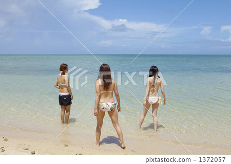 站立在透明海的游泳衣的婦女 1372057