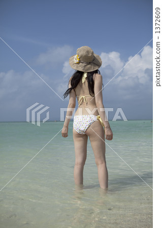 走在熱帶海洋的泳裝婦女 走在熱帶海洋的泳裝婦女 1372609