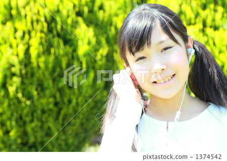 Elementary school student listening to music 1374542