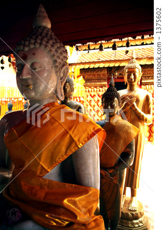 寺廟的菩薩雕像在泰國清邁 1375602