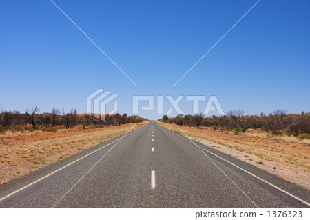 澳洲北領地內陸的一條公路 1376323