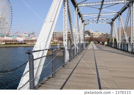 有鐵路軌道的步行橋 有鐵路軌道的步行橋 1376515