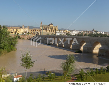 Bridge leading to the city of Cordoba 1376695