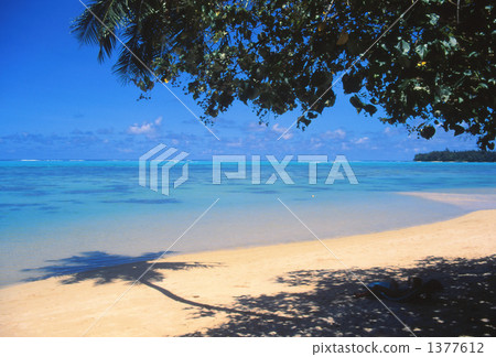 Shadow of palm tree extending to the coast of Tahiti Shadow of palm tree extending to the coast of Tahiti 1377612