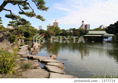 鵝卵石鋪在花園裡 1377714