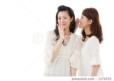 兩位女士在竊竊私語 1379705