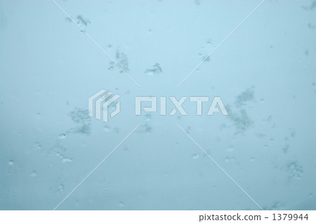 落在窗玻璃上的雪 落在窗玻璃上的雪 1379944