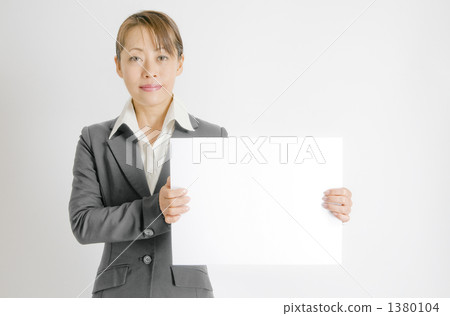 有留言簿的一名婦女 1380104