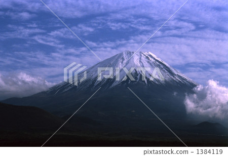 在雪地上接受陽光的富士 1384119