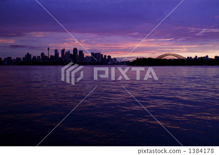 The sun will set in the city 1384178