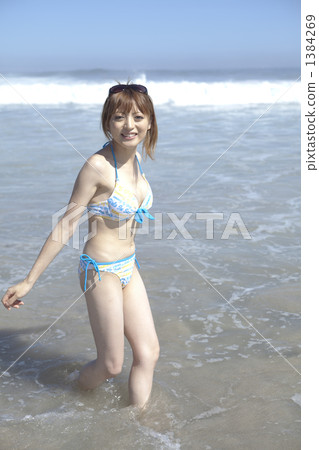 享受海洗澡的婦女 1384269