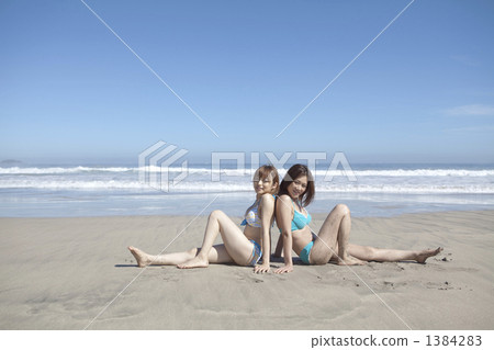 緊接坐的海浴的兩名婦女 緊接坐的海浴的兩名婦女 1384283