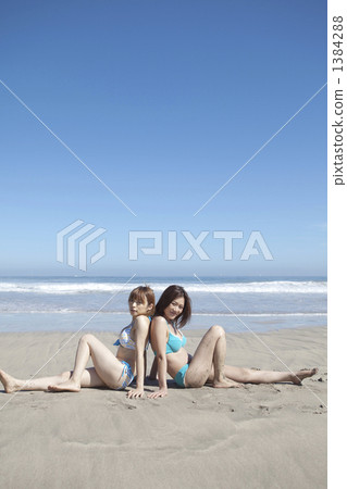 緊接坐的海浴的兩名婦女 緊接坐的海浴的兩名婦女 1384288