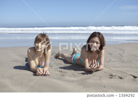 並排躺下的海浴的兩位女士 1384292