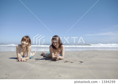 並排躺下的海浴的兩位女士 1384299