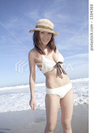 游泳衣的一名婦女在沙子 1384368