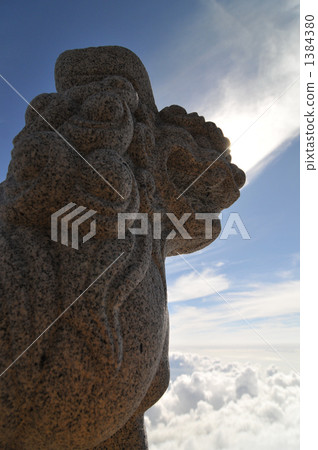 在富士山頂部的Mau監護人狗 1384380