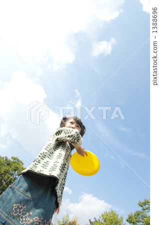 在公園裡玩的女孩 1388696