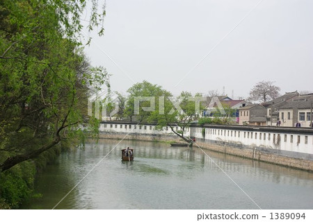 觀光船穿過蘇州運河 觀光船穿過蘇州運河 1389094