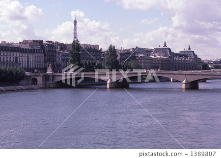 塞納河和旋轉木馬橋 塞納河和旋轉木馬橋 1389807