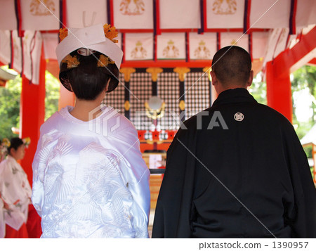shinto wedding ceremony, haori with a family crest, hakama with family crest 1390957