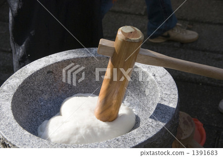 pounding mochi  1391683