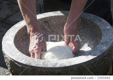 pounding mochi  1391692