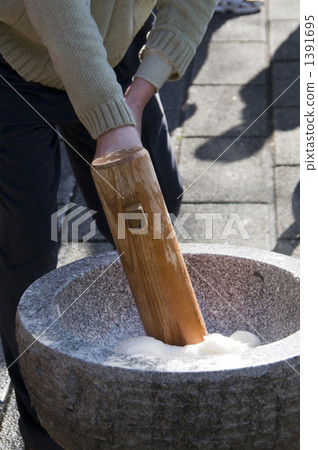 pounding mochi  1391695