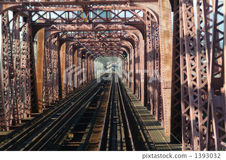 在Yodo河的鐵橋樑 1393032