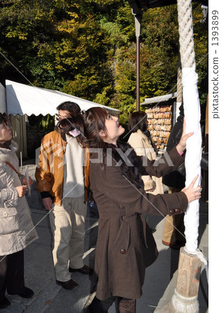 A young lady worshiping Kinkakuji Fudo 1393899