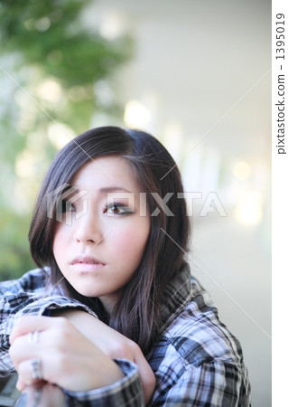 gaze, gaze at, stare 1395019