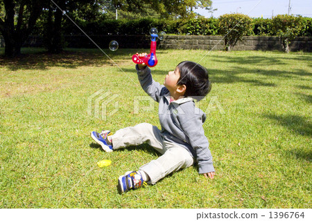 Soap bubble play 08 1396764
