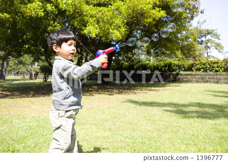 Soap bubble play 03 1396777