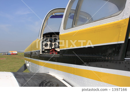 小型飛機的駕駛艙 1397166