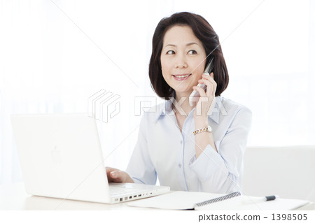 個人電腦手機中間女性 1398505