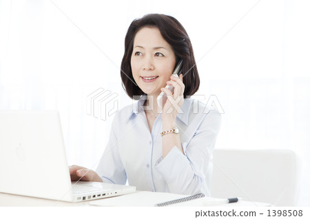 個人電腦手機中間女性 1398508