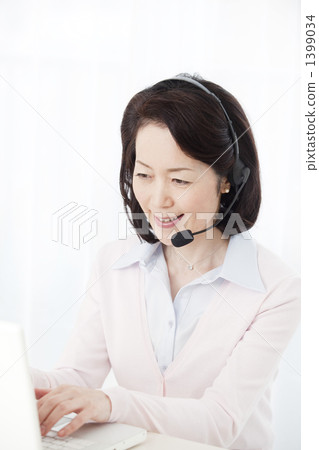 Middle female with headset 1399034