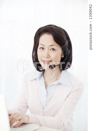 Middle female with headset 1399042