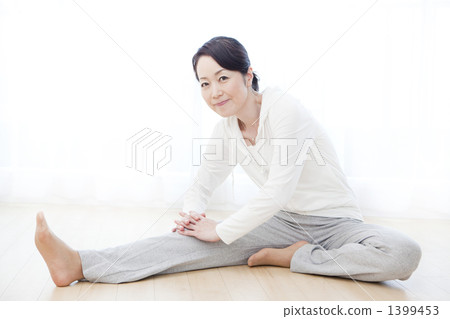 中年婦女伸展 中年婦女伸展 1399453