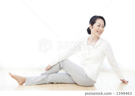 Middle women of sportswear Middle women of sportswear 1399463