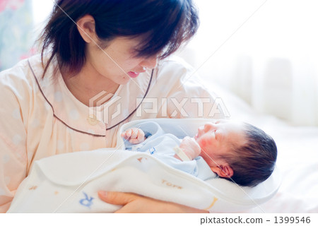 媽媽輕輕地抱著一個嬰兒 1399546