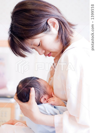母親抱著嬰兒輕輕母乳喂養 1399558