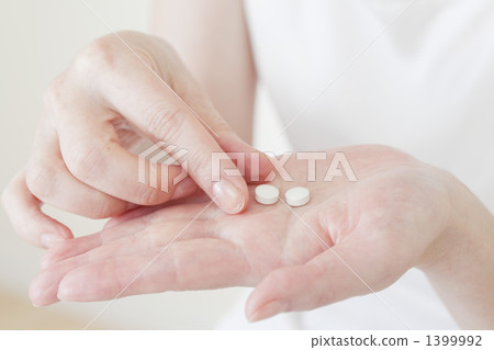 Up of hand holding medicine Up of hand holding medicine 1399992