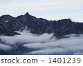 在秋天早期觀看從蝴蝶山的頂端lanagatake和雲彩海 1401239