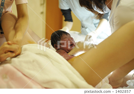 Moment of birth 1402857