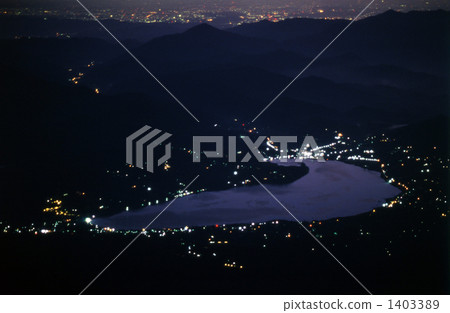 從Mt. Fuji山頂和東京遙遠的看法的山中湖夜視圖 1403389