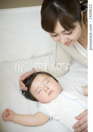 母子 睡在一起 父母和小孩 1409622